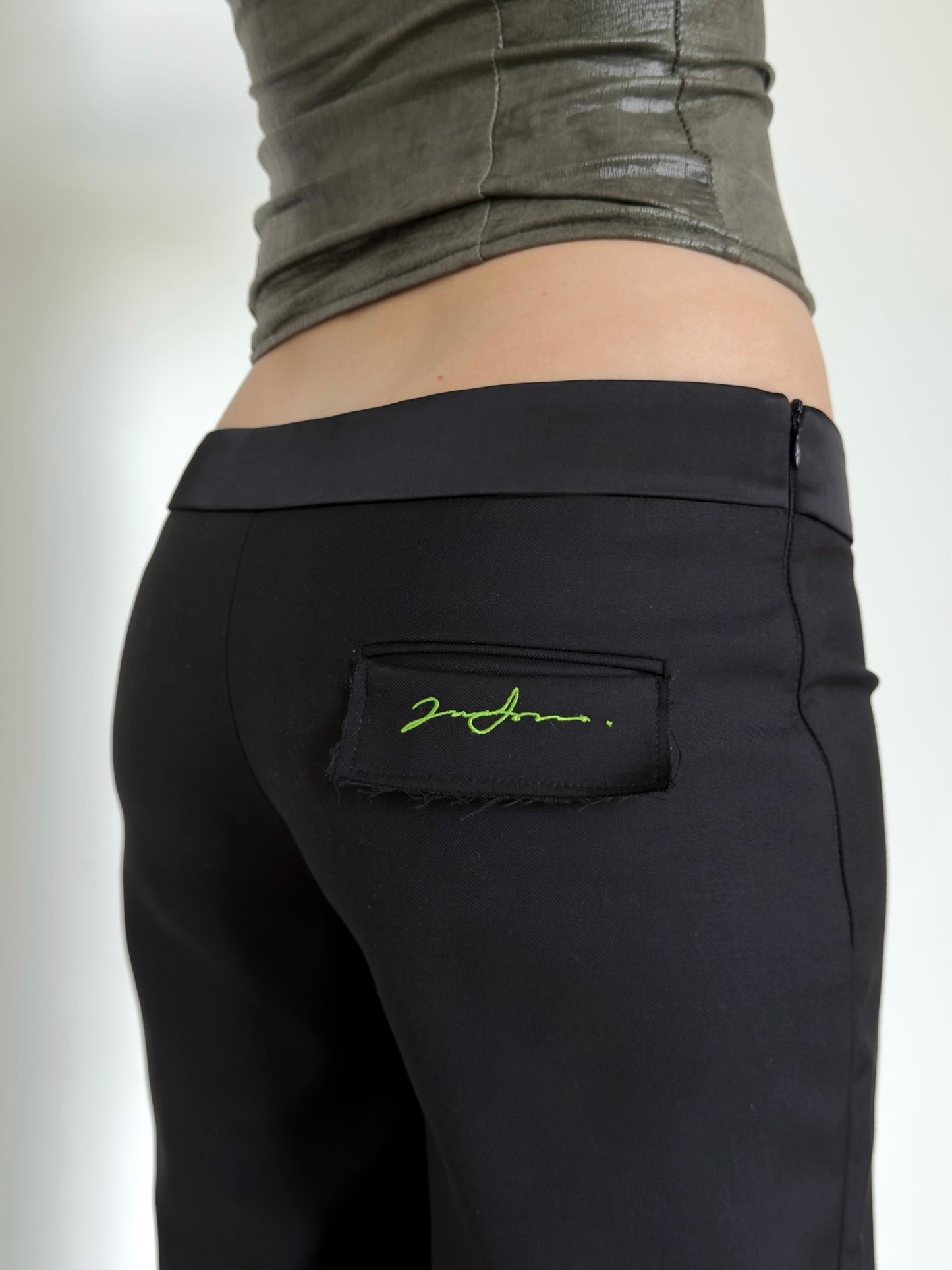 Signature low rise trouser - vanta